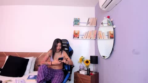 Snapshot of lucy_ferreiraa chatting on February 23, 6:39 am Your Lucy online show from February 23, 6:39 am