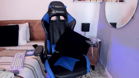 Snapshot of lucy_ferreiraa chatting on February 25, 8:03 am Your Lucy online show from February 25, 8:03 am