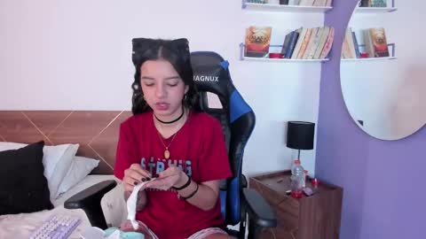 Snapshot of lucy_ferreiraa chatting on March 10, 3:56 am Your Lucy online show from March 10, 3:56 am