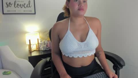 Snapshot of lucy_garzon chatting on April 1, 7:11 pm lucy_garzon online show from April 1, 7:11 pm