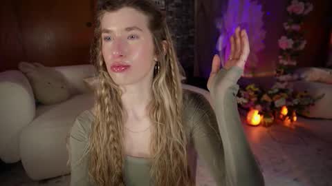 Snapshot of lucy_gooosey chatting on March 11, 2:17 am Lucy. online show from March 11, 2:17 am