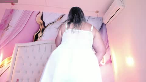Snapshot of lucy_milf_474 chatting on April 18, 7:07 pm Lucy online show from April 18, 7:07 pm