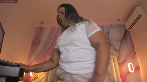 Snapshot of lucy_milf_474 chatting on April 27, 12:03 pm Lucy online show from April 27, 12:03 pm