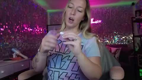 Snapshot of lucyallen4201 chatting on March 27, 10:26 am lucyallen4201 online show from March 27, 10:26 am