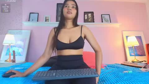 Snapshot of lucybelldh chatting on July 9, 9:52 pm Lucia Bell online show from July 9, 9:52 pm