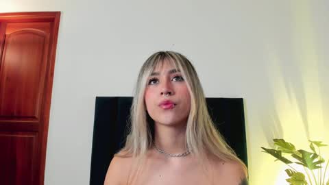 Snapshot of lucyjhonsonn chatting on December 27, 1:00 am LucyJhonsonn online show from December 27, 1:00 am