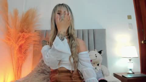 Snapshot of lucyjhonsonn chatting on January 18, 11:55 pm LucyJhonsonn online show from January 18, 11:55 pm