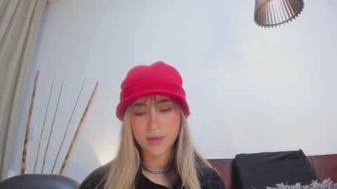 Snapshot of lucyjhonsonn chatting on February 12, 12:48 am LucyJhonsonn online show from February 12, 12:48 am