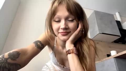 Snapshot of lucykeely chatting on September 25, 11:36 am Alice online show from September 25, 11:36 am