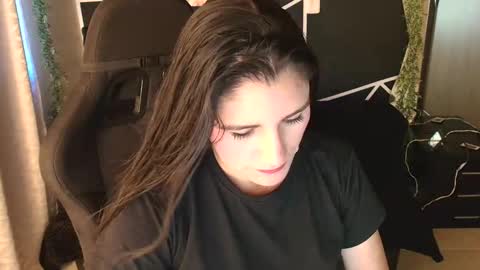 Snapshot of lucyli_ chatting on May 18, 5:52 pm LUCY online show from May 18, 5:52 pm