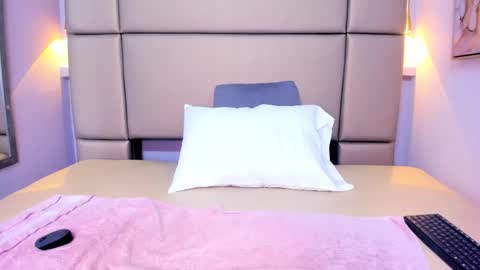 Snapshot of lucymendezz_ chatting on March 17, 12:08 pm Lucy online show from March 17, 12:08 pm