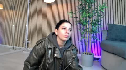 lucyrayy online show from April 2, 5:05 am