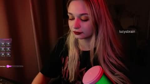 Snapshot of lucysbrain chatting on October 1, 7:42 pm Lucy online show from October 1, 7:42 pm