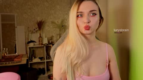 Snapshot of lucysbrain chatting on October 23, 6:06 pm Lucy online show from October 23, 6:06 pm