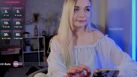 Snapshot of lucysbrain chatting on October 31, 3:24 pm Lucy online show from October 31, 3:24 pm