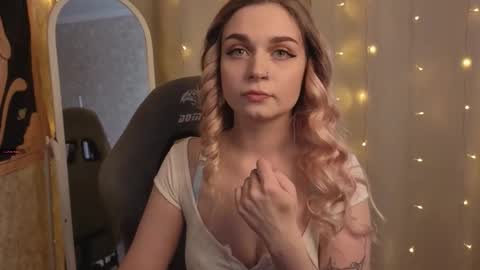 Snapshot of lucysbrain chatting on February 7, 11:47 am Lucy online show from February 7, 11:47 am