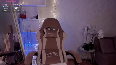 Snapshot of lucyshaw chatting on October 1, 10:54 am Lucy online show from October 1, 10:54 am