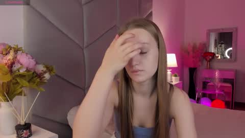 Snapshot of lucyshaw chatting on October 6, 11:18 am Lucy online show from October 6, 11:18 am