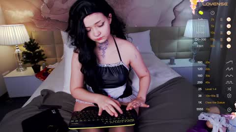 lucyvee online show from December 4, 4:43 am