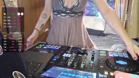 Snapshot of lucyvybes_and_gogert chatting on February 22, 4:51 pm Lucy Vybes and Go-Gert online show from February 22, 4:51 pm