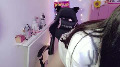 Snapshot of lucyy_peach chatting on March 24, 1:32 am LUCYY FROM HOME online show from March 24, 1:32 am