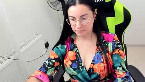 Snapshot of lucyycharm chatting on July 20, 10:39 am Lucy online show from July 20, 10:39 am