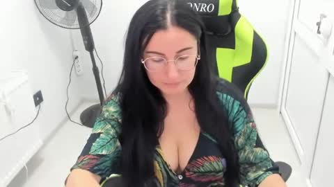 Snapshot of lucyycharm chatting on July 24, 6:33 am Lucy online show from July 24, 6:33 am