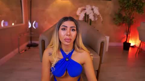 Snapshot of lucyyrosse chatting on June 19, 8:18 am LucyRose online show from June 19, 8:18 am
