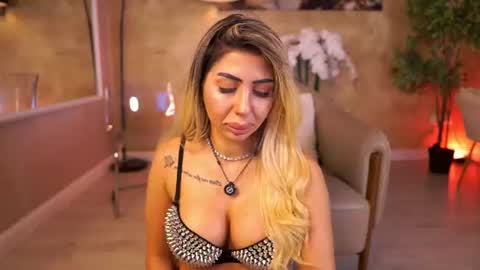 Snapshot of lucyyrosse chatting on June 20, 8:17 am LucyRose online show from June 20, 8:17 am