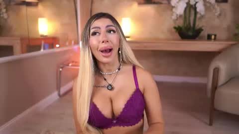 Snapshot of lucyyrosse chatting on July 20, 8:17 am LucyRose online show from July 20, 8:17 am