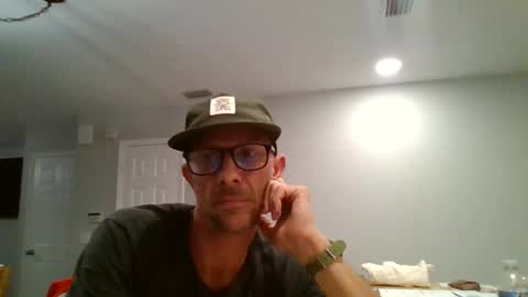 luiggii0904 online show from April 11, 1:43 am