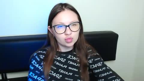 Snapshot of luizaheems_ chatting on June 10, 10:25 am Luiza online show from June 10, 10:25 am