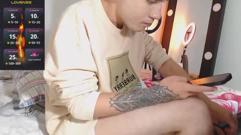 Snapshot of lukarizzox chatting on April 20, 7:33 am Lukarizzox independent model online show from April 20, 7:33 am