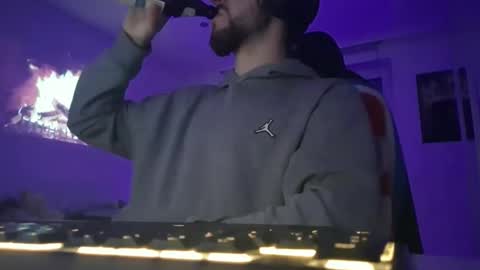 Snapshot of lukasschoetz chatting on November 23, 4:29 pm lukasschoetz online show from November 23, 4:29 pm