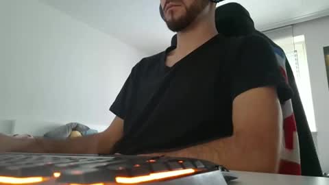 Snapshot of lukasschoetz chatting on December 4, 10:57 am lukasschoetz online show from December 4, 10:57 am