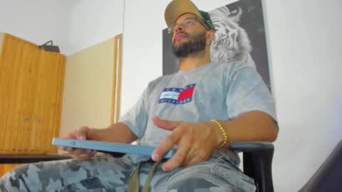 Snapshot of luke__09 chatting on October 4, 11:41 am LUKE online show from October 4, 11:41 am