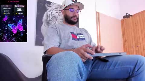 Snapshot of luke__09 chatting on October 10, 11:20 am LUKE online show from October 10, 11:20 am