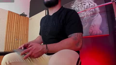 Snapshot of luke__09 chatting on October 25, 11:29 am LUKE online show from October 25, 11:29 am