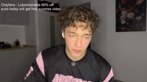 Snapshot of lukedesirable chatting on February 19, 8:27 pm lukedesirable online show from February 19, 8:27 pm