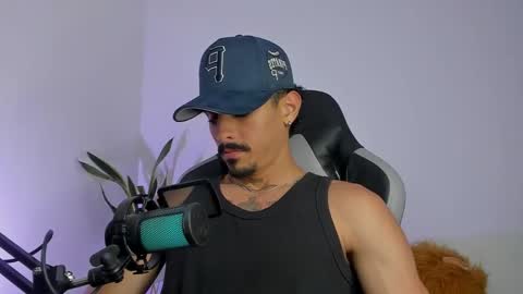 Snapshot of lukeetaylor_ chatting on February 25, 12:15 pm Luke Taylor online show from February 25, 12:15 pm