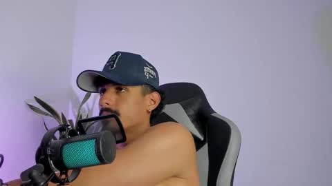 Snapshot of lukeetaylor_ chatting on February 26, 12:15 pm Luke Taylor online show from February 26, 12:15 pm