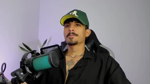 Snapshot of lukeetaylor_ chatting on February 27, 12:27 pm Luke Taylor online show from February 27, 12:27 pm