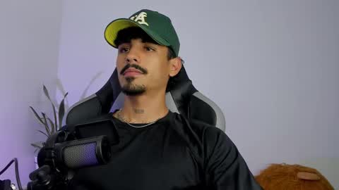 Snapshot of lukeetaylor_ chatting on March 6, 4:31 am Luke Taylor online show from March 6, 4:31 am