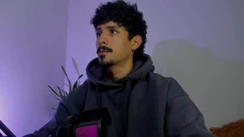 Snapshot of lukeetaylor_ chatting on April 1, 1:01 pm Luke Taylor online show from April 1, 1:01 pm