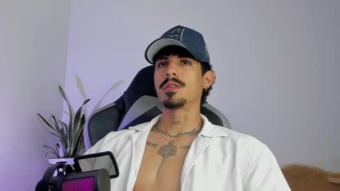 Snapshot of lukeetaylor_ chatting on April 2, 12:47 pm Luke Taylor online show from April 2, 12:47 pm