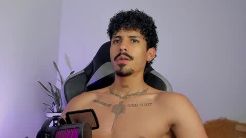 Snapshot of lukeetaylor_ chatting on April 4, 9:40 am Luke Taylor online show from April 4, 9:40 am