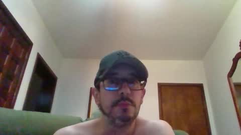 Snapshot of lukz88bigcock chatting on December 28, 2:43 am Luke online show from December 28, 2:43 am