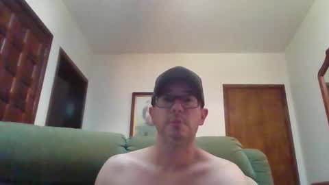 Snapshot of lukz88bigcock chatting on January 24, 2:28 am Luke online show from January 24, 2:28 am