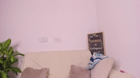 Snapshot of lulu_russell chatting on January 19, 4:44 am LULU online show from January 19, 4:44 am