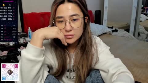 luluu_l online show from December 22, 4:17 am